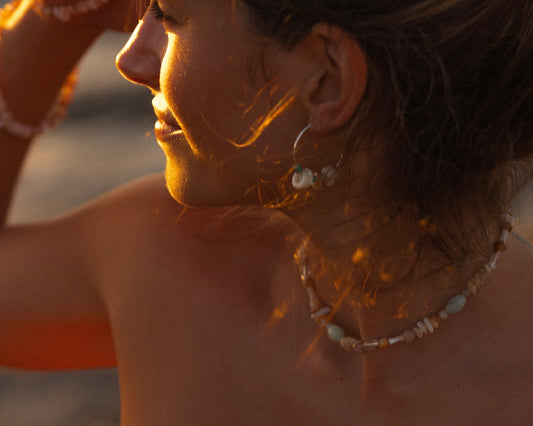 modelo con collar de piedras naturales amazonita cuarzo blanco nácar collar hecho a mano de joyería sostenible
